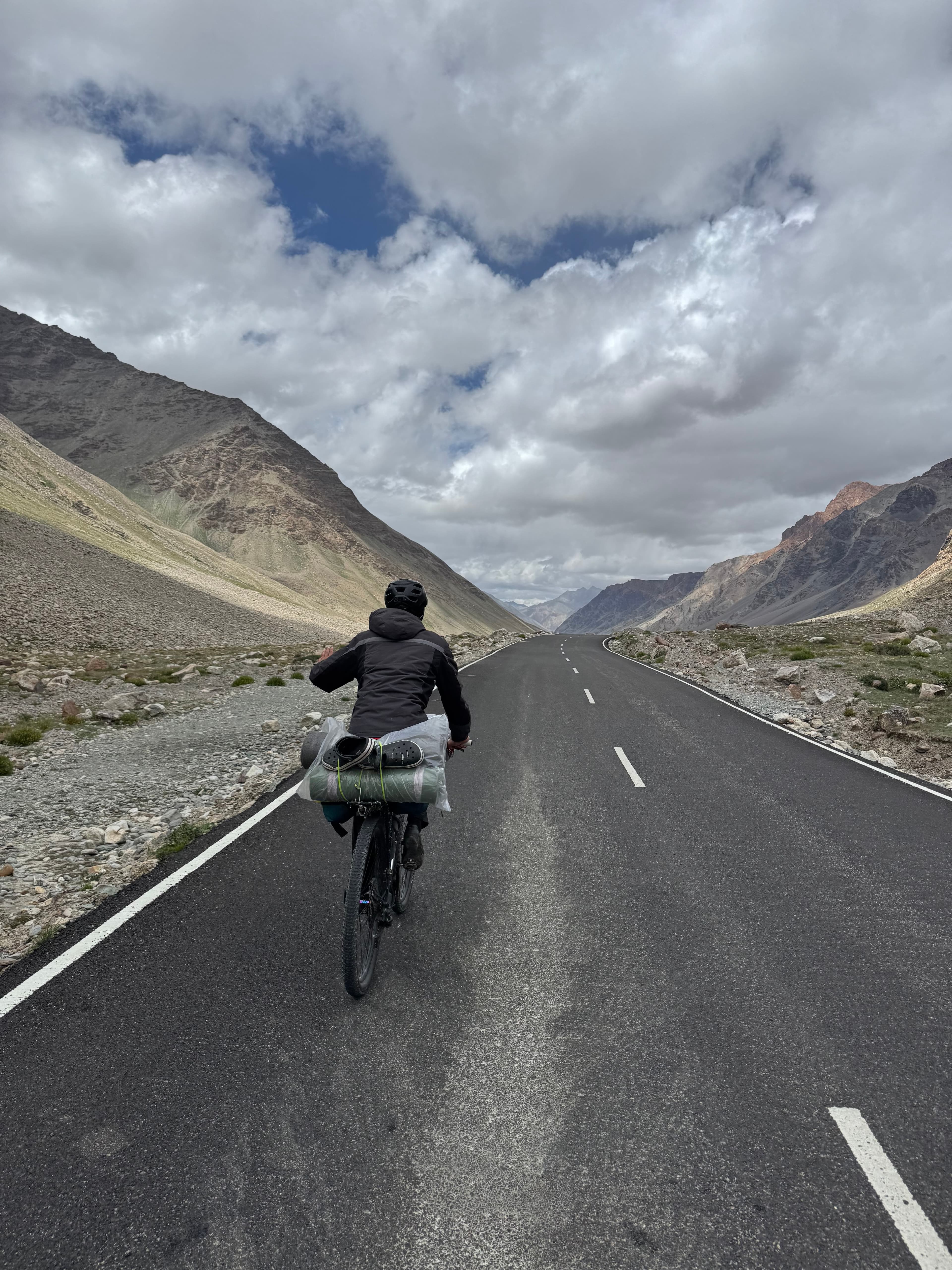 Mountain bikers climbing toward Parashar Lake on the Dharamshala to Manali expedition